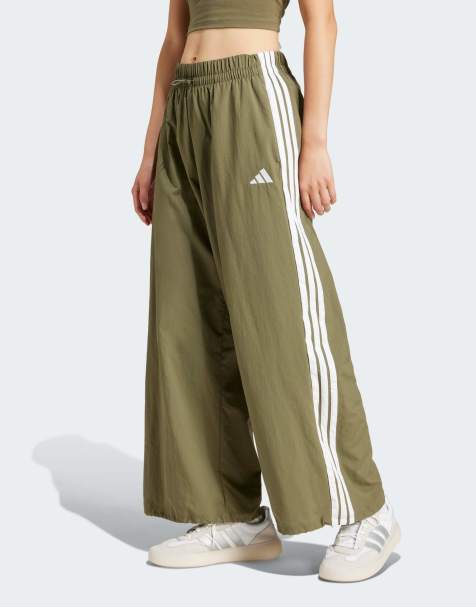 adidas Sportswear – Essentials – Zielone spodnie parachute z tkaniny z 3 paskami - view 1