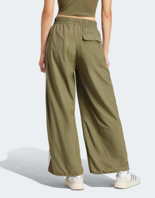 adidas Sportswear – Essentials – Zielone spodnie parachute z tkaniny z 3 paskami, 2 z 4