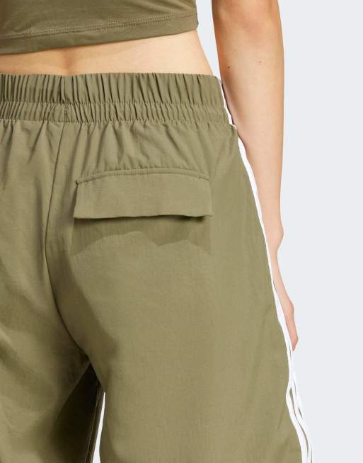 adidas Sportswear – Essentials – Zielone spodnie parachute z tkaniny z 3 paskami, 3 z 4