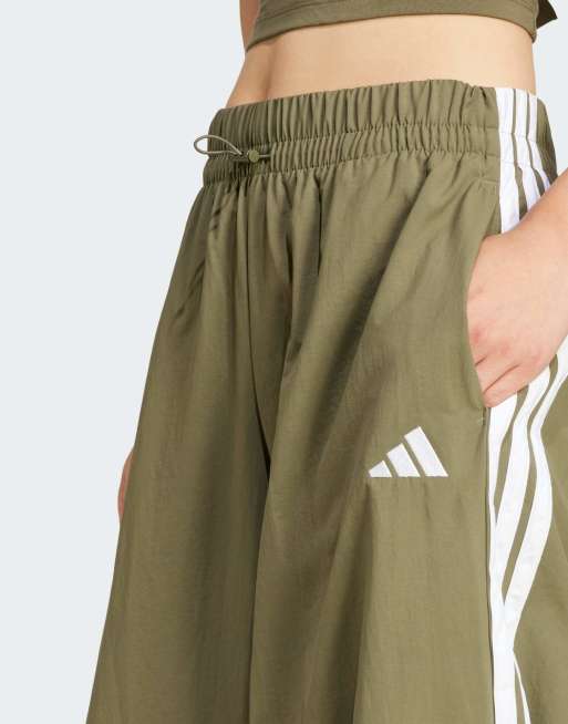 adidas Sportswear – Essentials – Zielone spodnie parachute z tkaniny z 3 paskami, 4 z 4