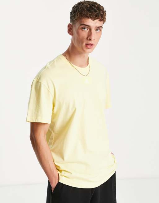 adidas - Sportswear - Feel Vivid - T-shirt in geel