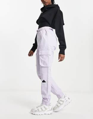 adidas Sportswear – Future Lounge – Cargohose in Grau mit Gummi-Logo - view 1