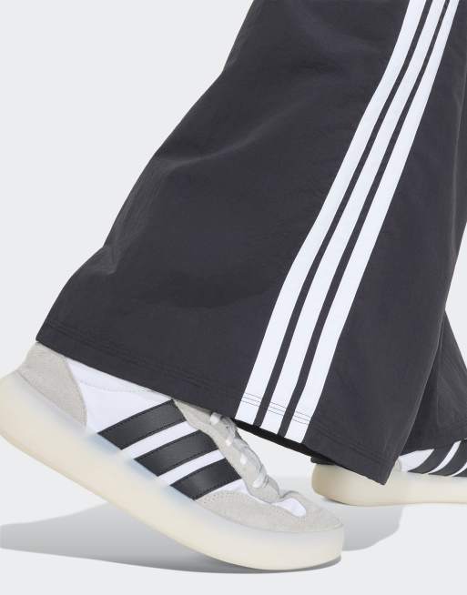 adidas Sportswear – Iconic – Trainingshose aus Webstoff in Schwarz/Weiß mit weitem Bein und Bungee-Kordelzug, 3 von 4