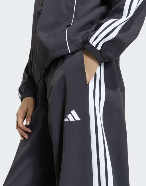 adidas Sportswear – Iconic – Trainingshose aus Webstoff in Schwarz/Weiß mit weitem Bein und Bungee-Kordelzug, 4 von 4