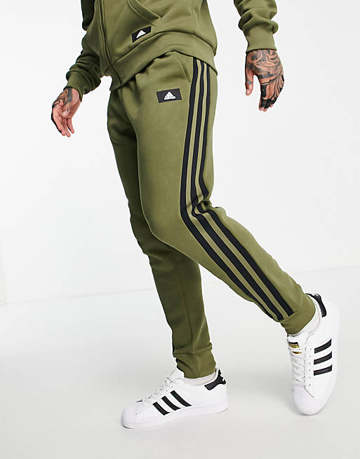 adidas Sportswear – Jogginghose in Khaki mit den drei Streifen | ASOS