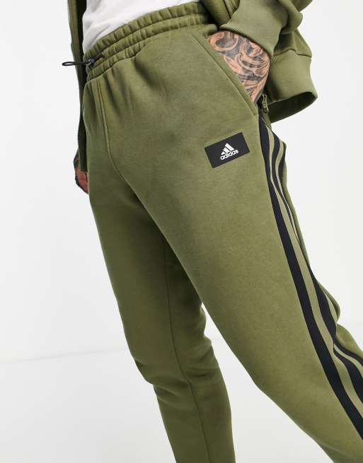 adidas – Sportswear – Kakifärgade mjukisbyxor med tre ränder, 3 av 4
