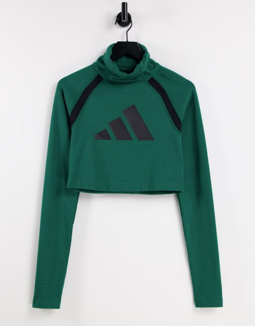 adidas Sportswear – Langärmliges Oberteil in Grün mit kurzem Schnitt, Rollkragen und großem Logo