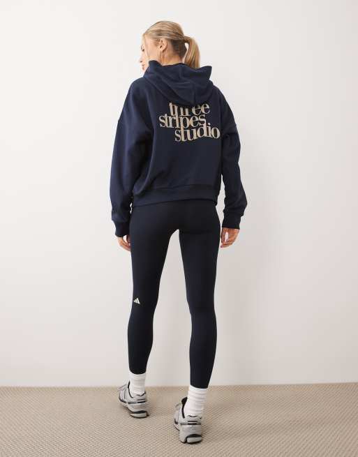 adidas Sportswear sudadera con capucha Three Stripes Studio en azul marino y crema, 2 de 4