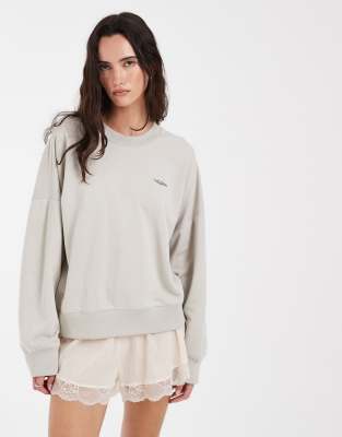 adidas Sportswear - Sweatshirt in Grau mit kleinem Logo-Silber