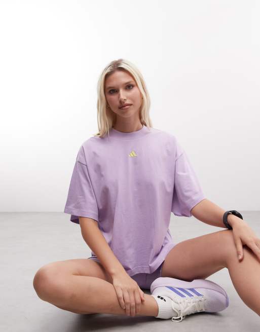 adidas Sportswear – Three Stripes Studio – T-Shirt in Lila mit Grafikprint, 2 von 4