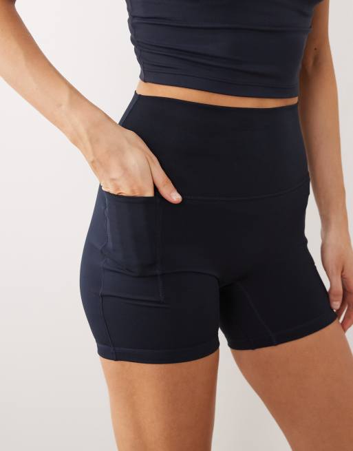 adidas – Sportswear – Three Stripes Studios – Marinblå och gräddvita booty-shorts, 5 av 5