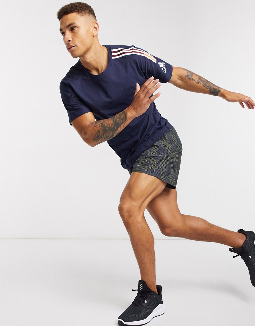 adidas – Svarta, kamouflagemönstrade shorts