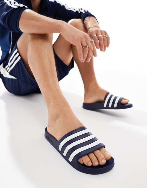 adidas Swim – Adilette – Granatowe klapki z białymi paskami , 4 z 5
