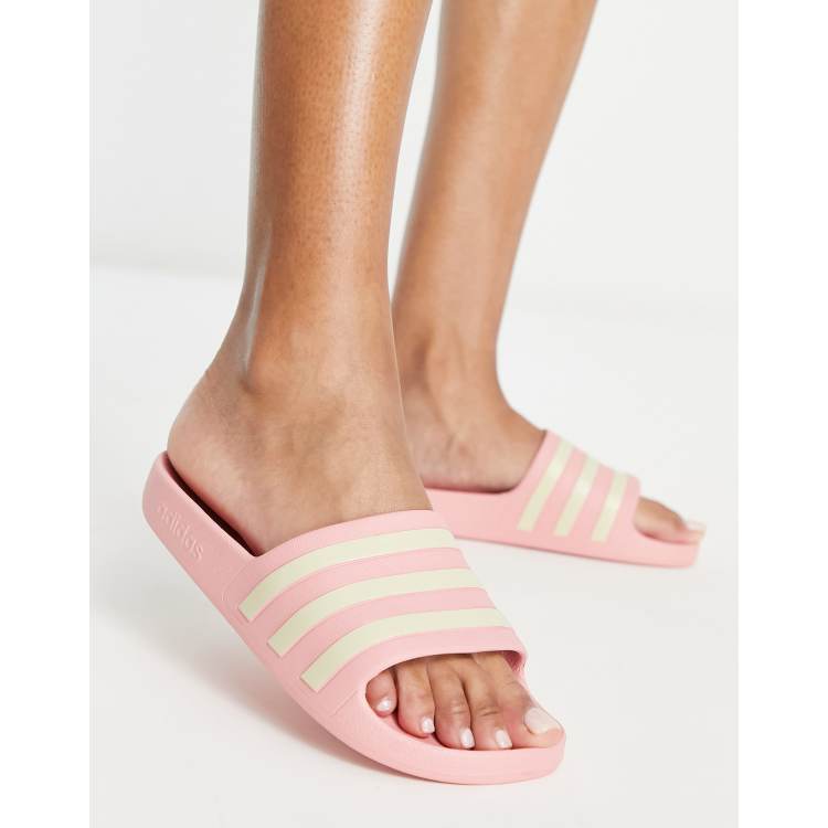 adidas Swim Adilette Slippers in roze ASOS