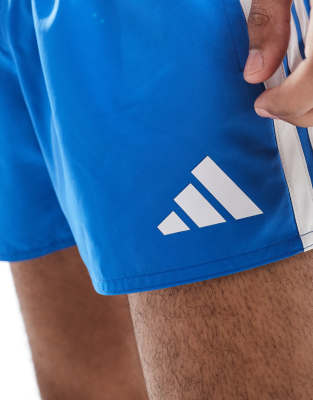 adidas Swimming – Badeshorts in Blau, Zoll Schrittlänge ASOS