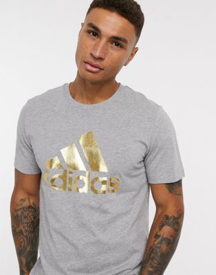 adidas - T-shirt grigia con logo oro | ASOS