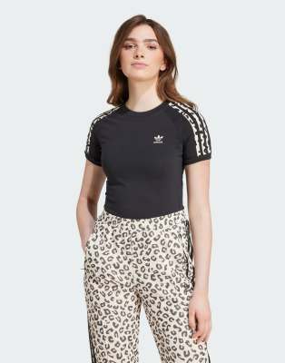 adidas - T-Shirt in Schwarz mit den drei Streifen im Leoparden-Design