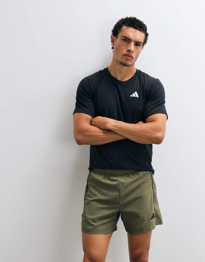adidas Tech Essentials shorts tejidos de entrenamiento en marrón caqui