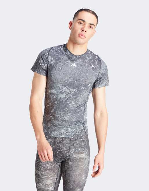 adidas - Techfit - Sort T-shirt med gennemgående print