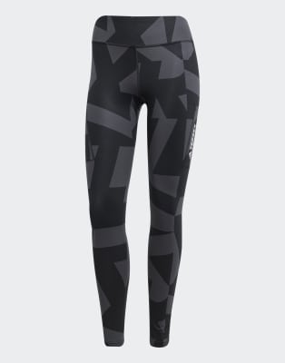 adidas Terrex - Körperbetonte, gemusterte Shorts in Carbon und Schwarz
