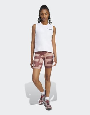 adidas Terrex - Körperbetonte Shorts in Warm Clay und Burgunderrot, 8 Zoll Schrittlänge-Orange