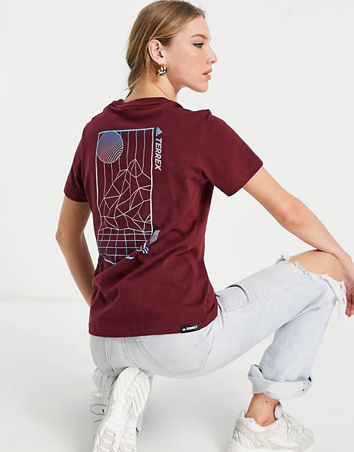 adidas - Terrex - Mountain Terrain - T-shirt met grafische print in bordeauxrood
