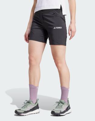 adidas Terrex - Xperior - Mittellange Shorts in Schwarz