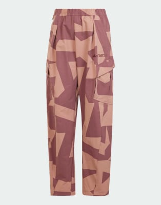 adidas Terrex Xploric - Bedruckte Cargohose in Burgunderrot / Warm Clay / Prelove
