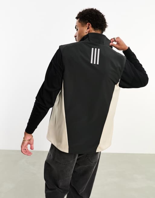 adidas — Tiro – Zweifarbiges Gilet in Schwarz und Wonder-Beige