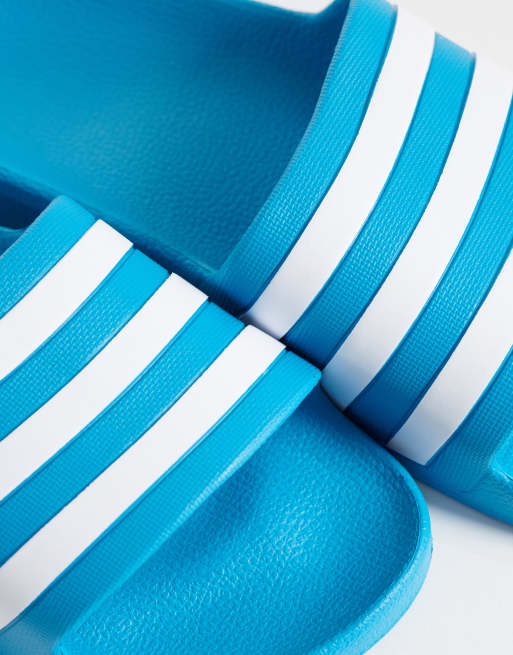adidas Training – Adilette Aqua – Slider in Blau und Weiß, 3 von 4