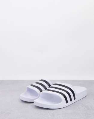 Training - Adilette Aqua - Slider in Weiß und Schwarz Schwarz 42
