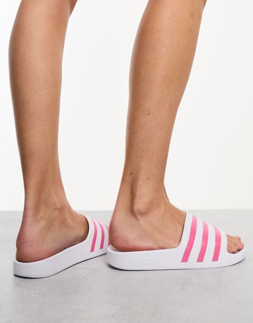adidas Training Adilette Slippers in wit en roze ASOS