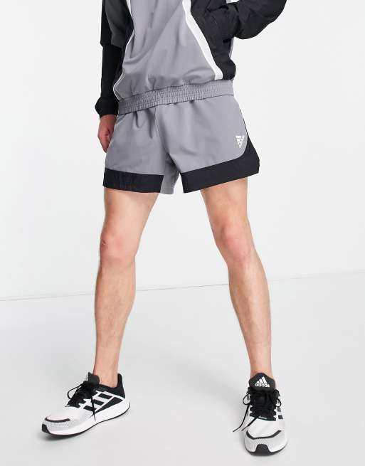 adidas Training – Aeroready – Shorts in Grau mit Einsätzen