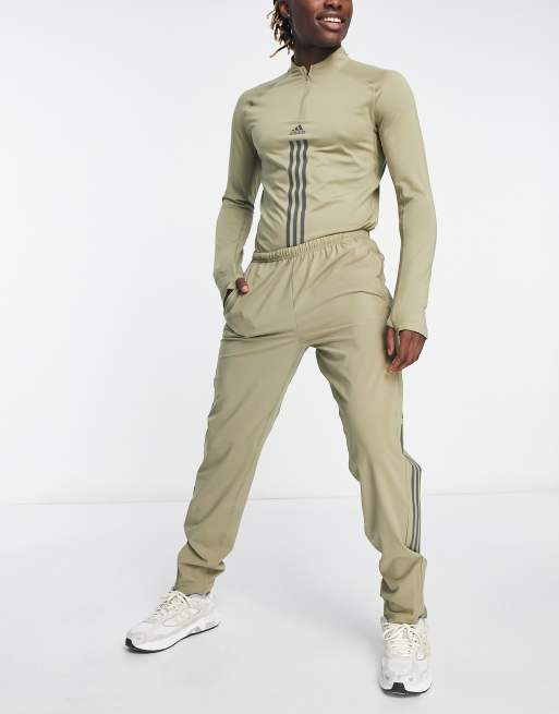 adidas Training – Alpha Strength – Jogginghose in Khaki mit den drei Streifen