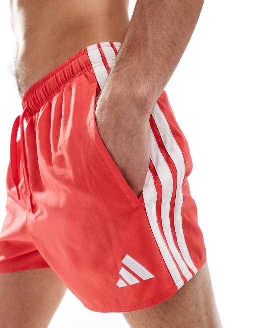 adidas Training – Badeshorts in Rot mit Streifen und Zoll