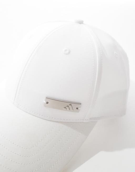 adidas Training – Baseballkappe in Weiß mit Metallaufnäher, 2 von 3