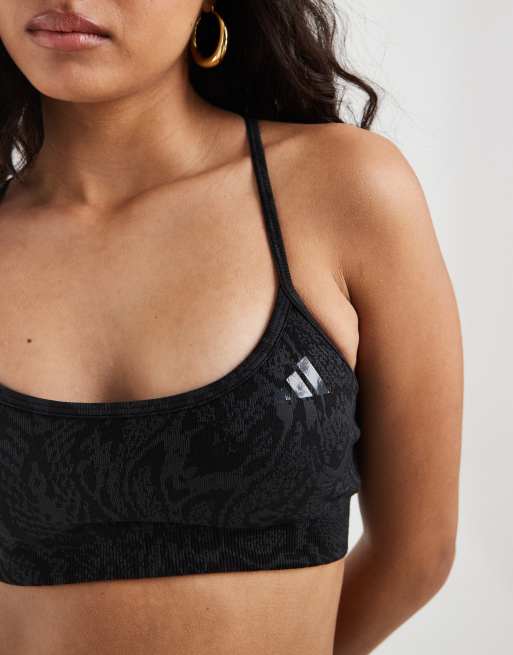 adidas Training - Brassière de sport maintien léger en maille à imprimé serpent - Gris, 3 de 4
