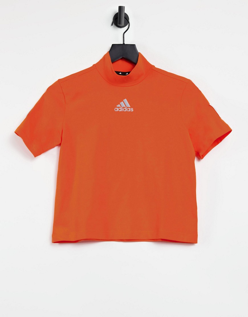 adidas - Training - Cropped, hoogsluitend T-shirt met korte mouwen in oranje