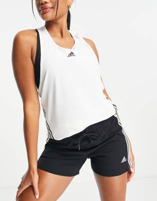 adidas Training - Essential - Schmal geschnittene Shorts in Schwarz mit den 3 Streifen