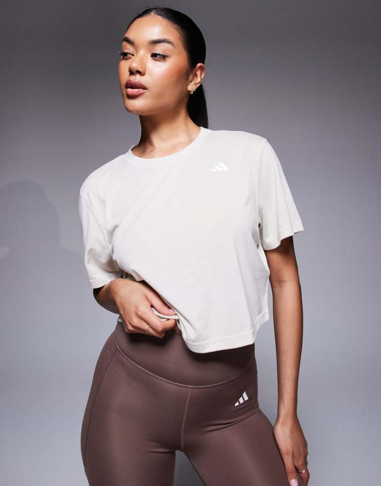adidas Training - Essentials - Cropped-T-Shirt in Beige-Weiß