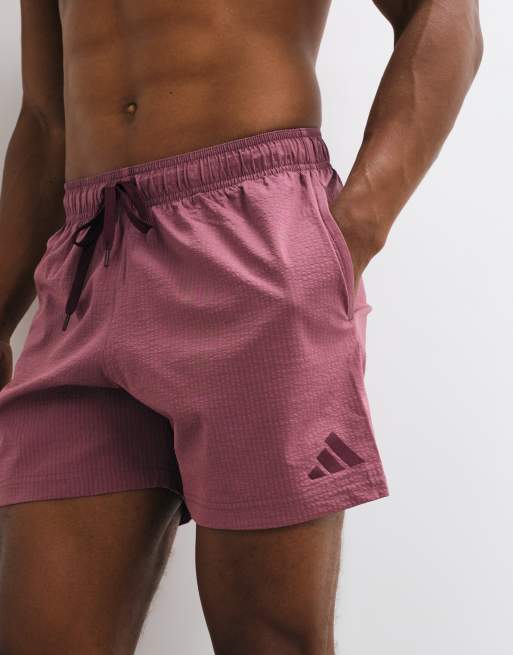adidas Training essentials krinklade badshorts med 3 ränder i burgundy, 2 av 5