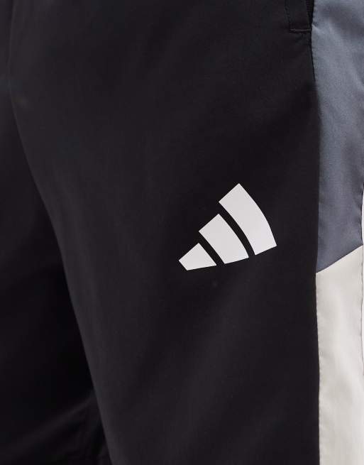adidas - Training Essentials - Pantaloncini neri e grigi colorblock con 3 strisce, 3 di 5
