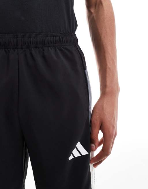 adidas - Training Essentials - Pantaloncini neri e grigi colorblock con 3 strisce, 5 di 5