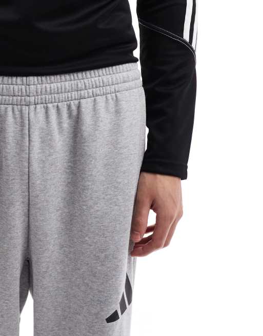 adidas - Training Essentials - Pantaloni grigi a fondo ampio con 3 bar logo, 4 di 5