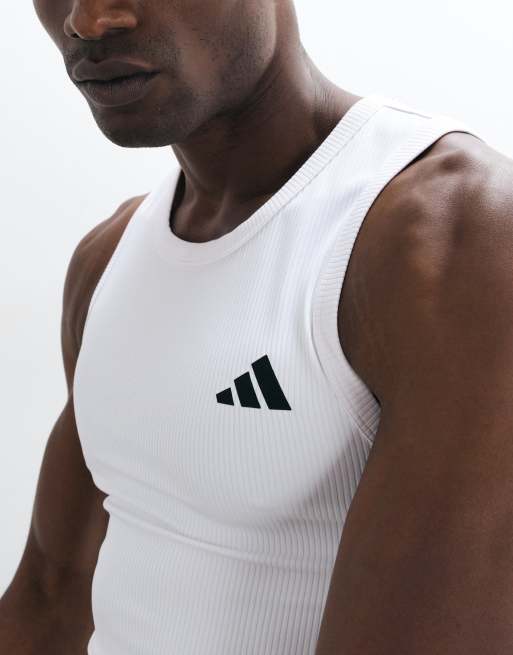 adidas Training Essentials prążkowany podkoszulek w kolorze białym, 2 z 5