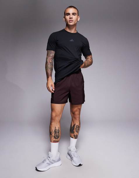 adidas Training – essentials – Shorts aus Gewebe in Dunkelbraun - view 1