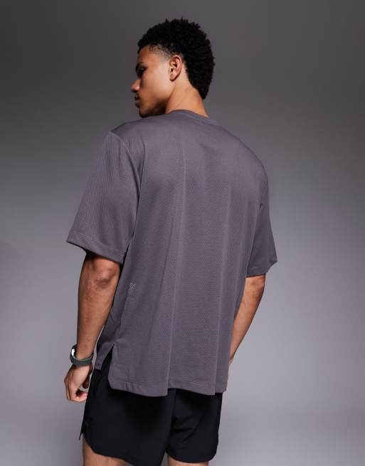 adidas - Training Essentials - T-shirt grigia con stampa sul petto, 3 di 5