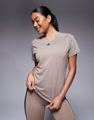 adidas Training - Essentials - T-Shirt in Kreidebraun mit Rundhalsausschnitt