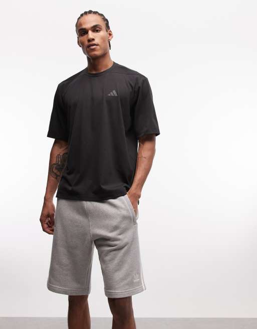 adidas Training – Essentials – T-Shirt in Schwarz mit Rückenprint, 4 von 5