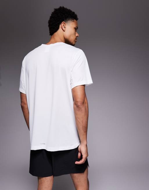 adidas Training – Essentials – T-Shirt in Weiß mit den drei Streifen, 3 von 5